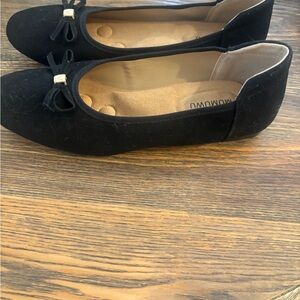Elegant Black Flats with Bow Detail